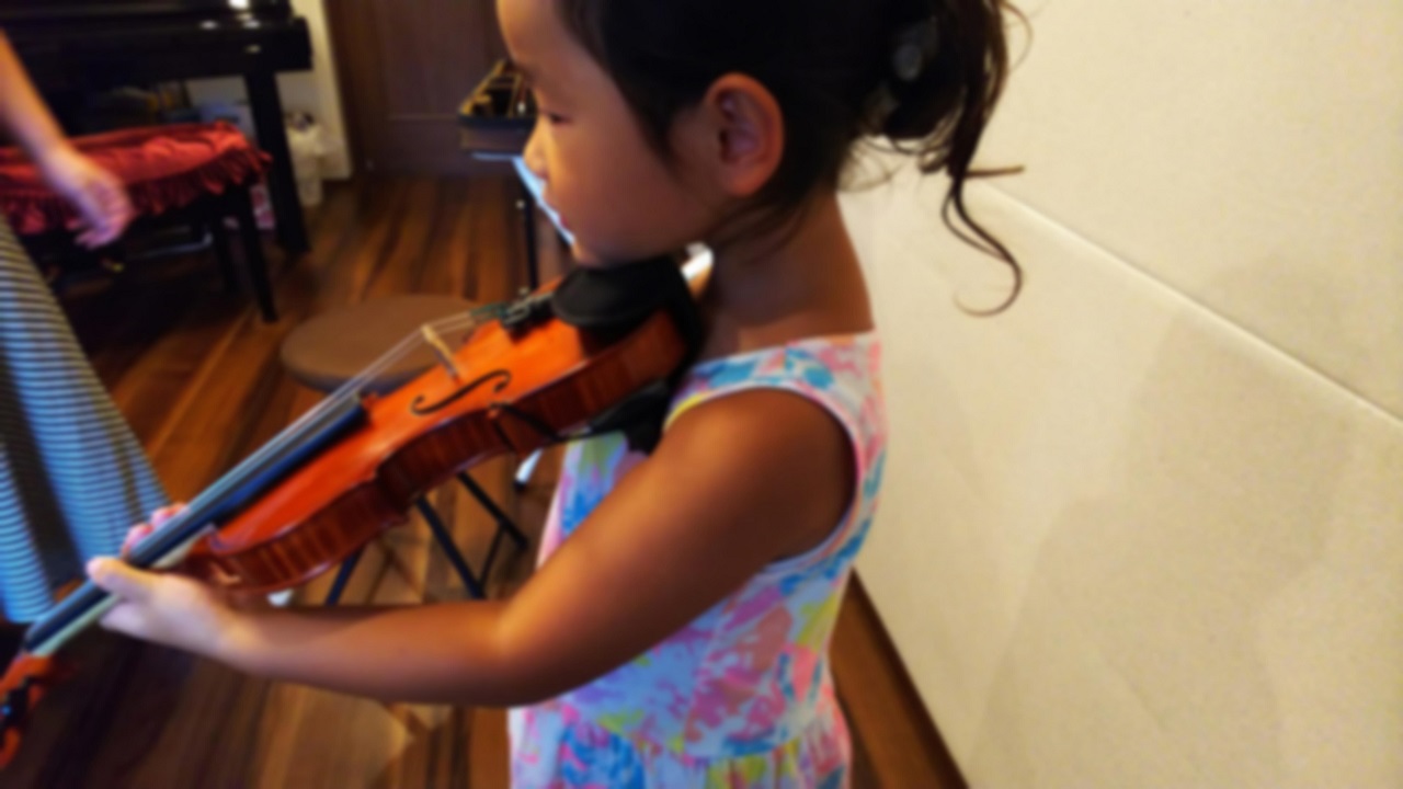 02_ヴァイオリン持ち方NG_横から