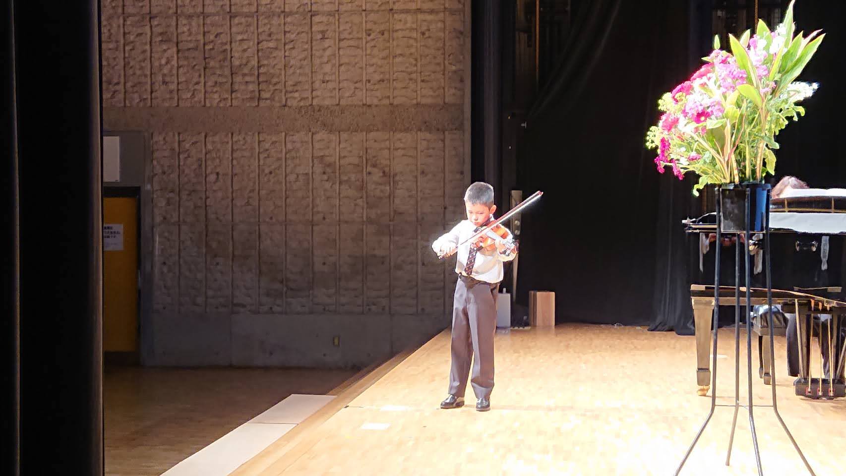 ヴァイオリン発表会_舞台袖から2